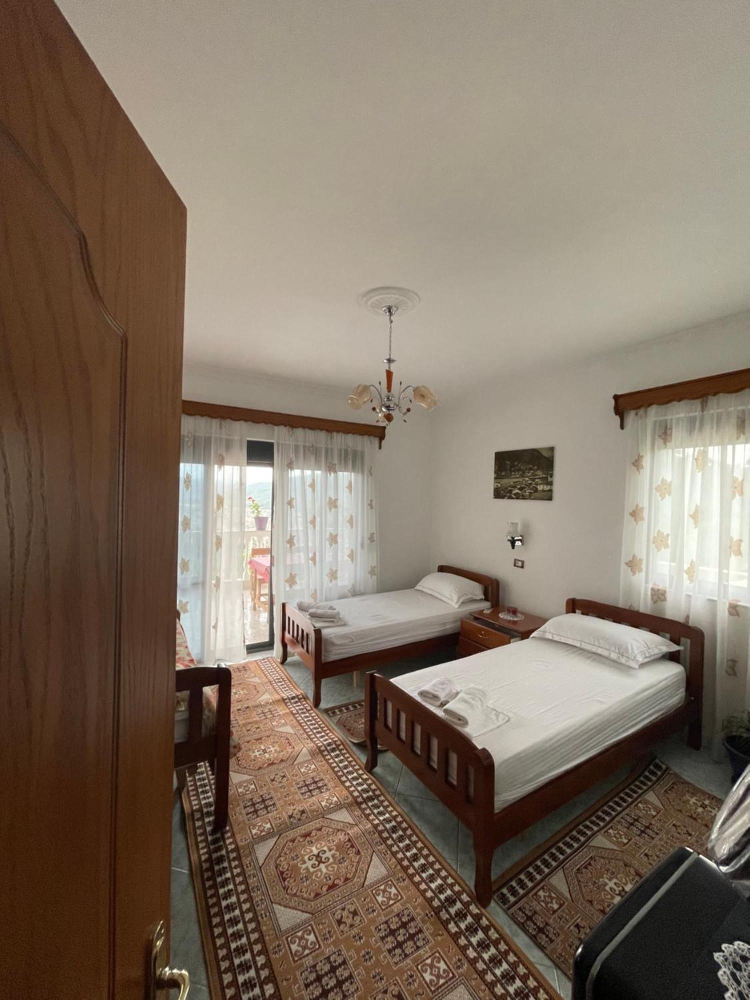 Guest House Xhuljon 베라트 외부 사진