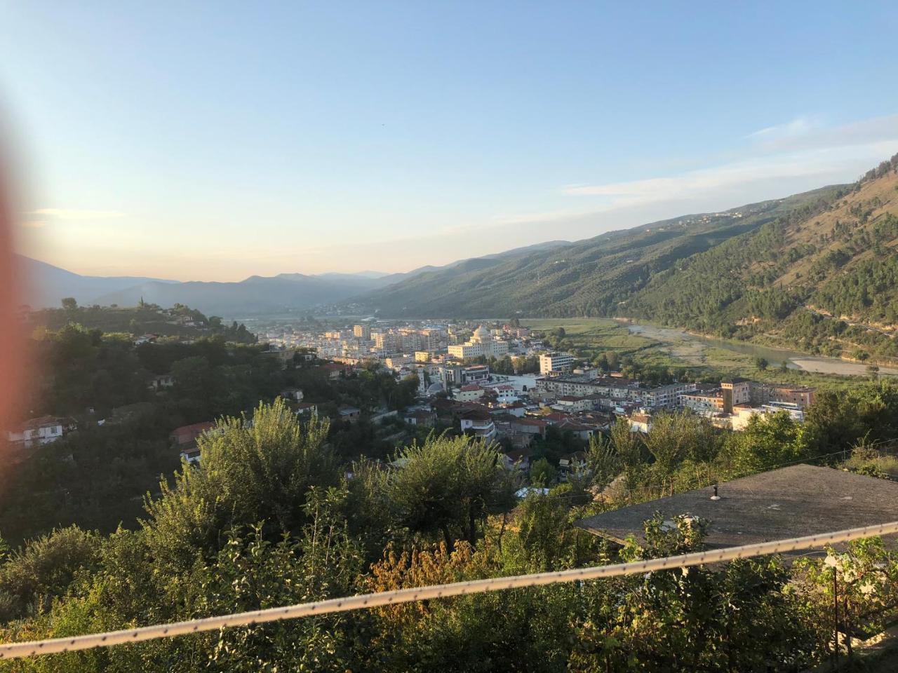 Guest House Xhuljon 베라트 외부 사진