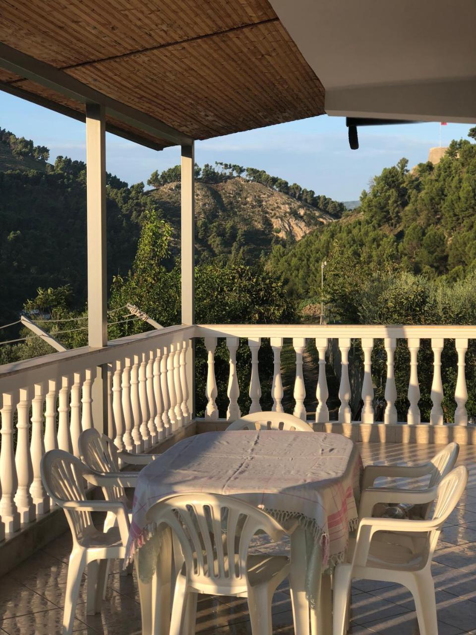 Guest House Xhuljon 베라트 외부 사진