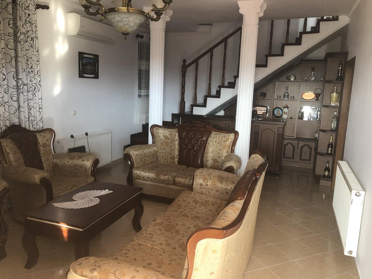 Guest House Xhuljon 베라트 외부 사진