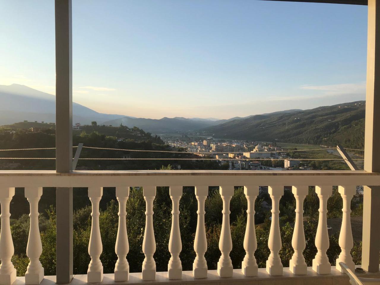 Guest House Xhuljon 베라트 외부 사진