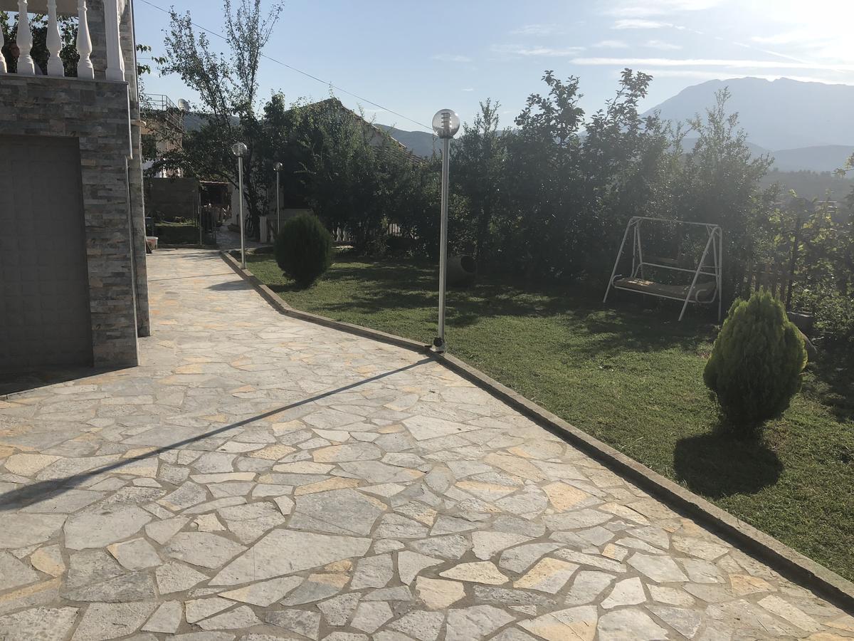Guest House Xhuljon 베라트 외부 사진